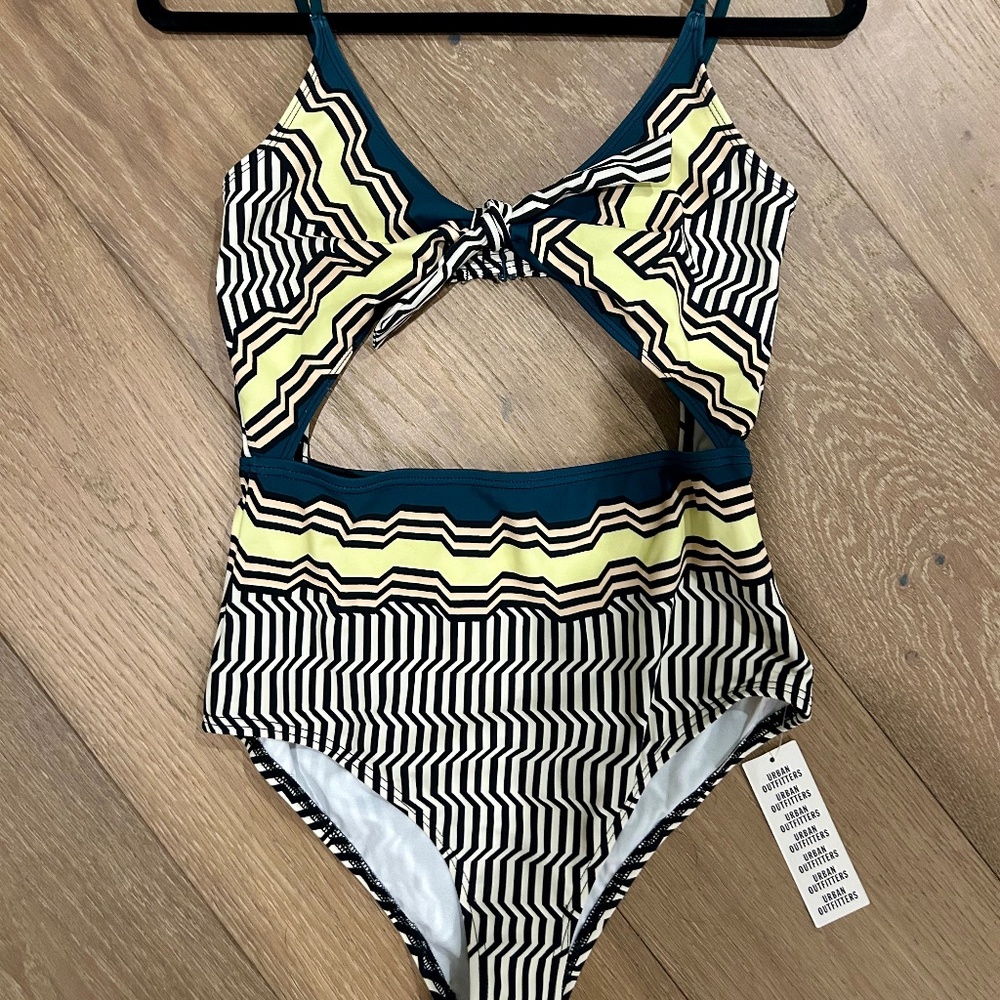 Urban Outfitters cut out bathing suit one piece - Picture 5 of 11